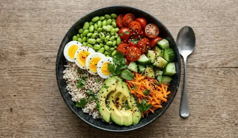 Bowl de proteína con huevo cocido, edamame, aguacate, tomate cherry y zanahoria